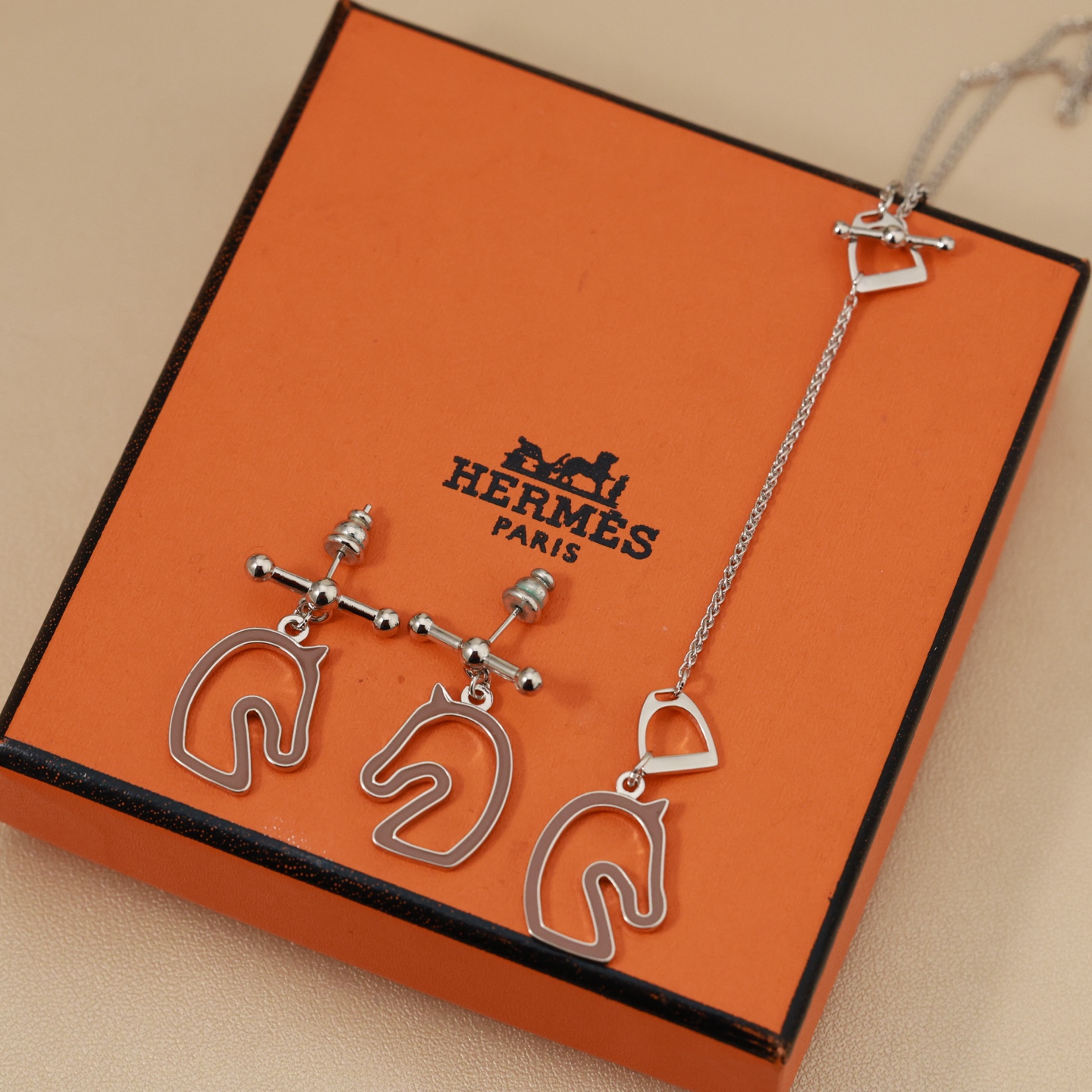 Hermès 精工版本 爱马仕耳钉 马头耳钉 银针 亚金材质