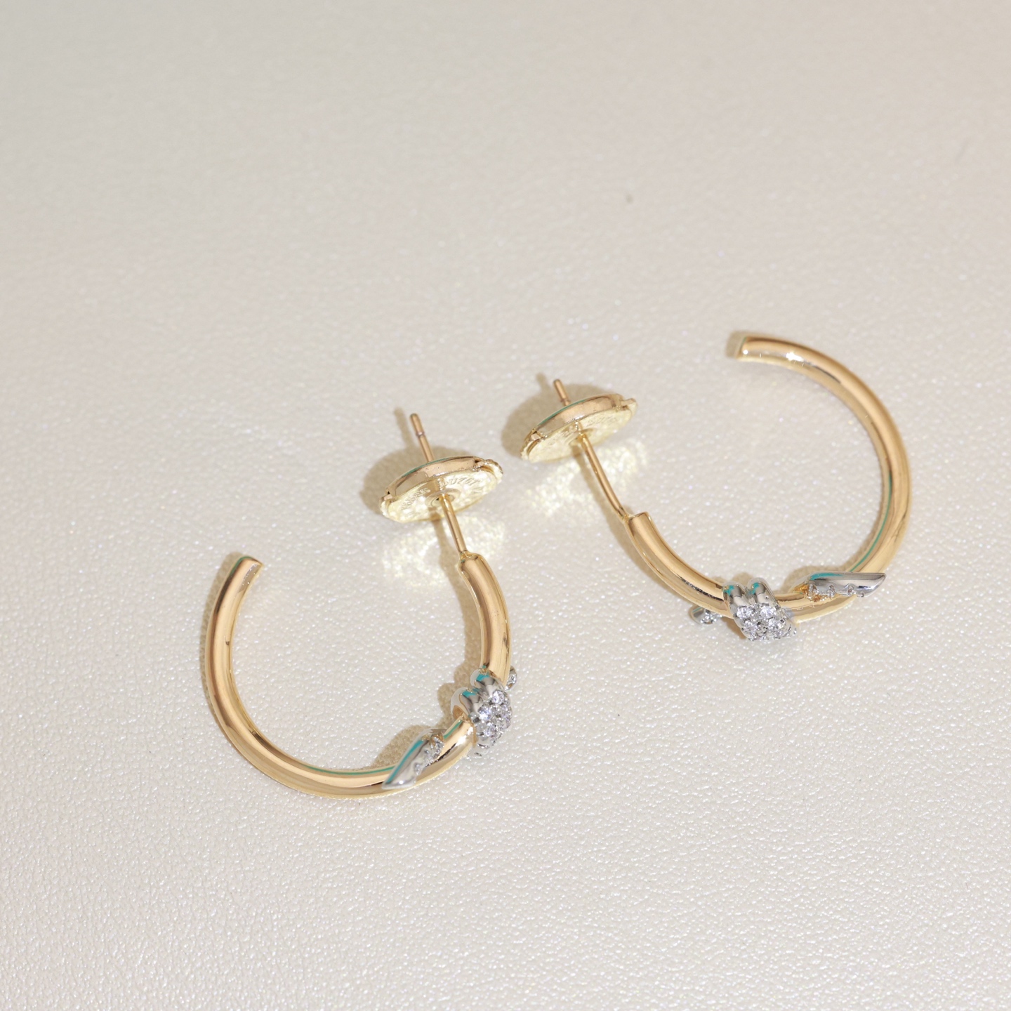 Tiffany & Co. 新款 耳圈 Tiffany 绳结耳钉 光面款 亚金材质 银针 带飞碟