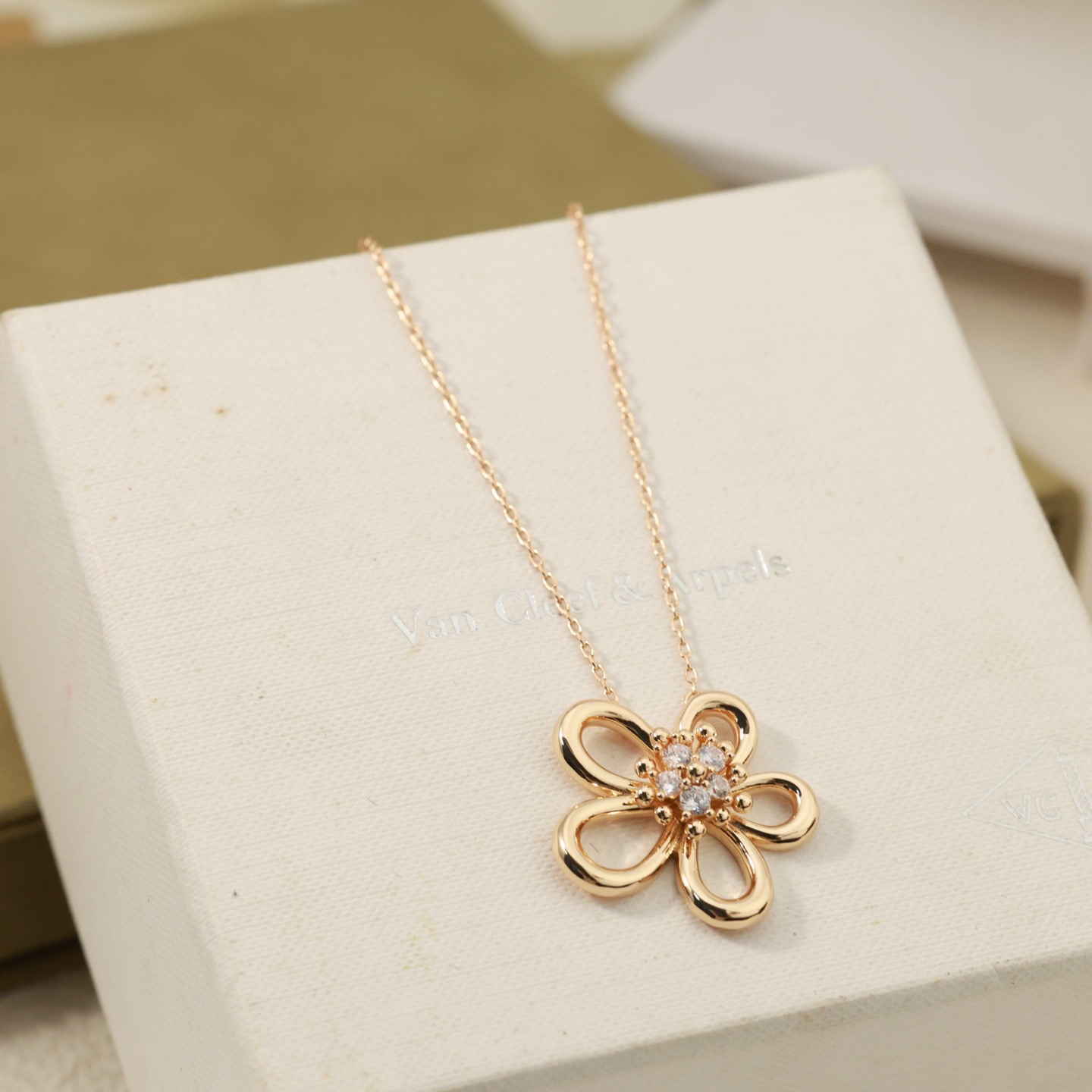 Van Cleef Arpels Collar Flowerlace Oro amarillo de 18 quilates con detalles de diamantes transparentes Oro rosa de 18 quilates con detalles de diamantes transparentes Oro blanco de 18 quilates con detalles de diamantes transparentes 42 cm