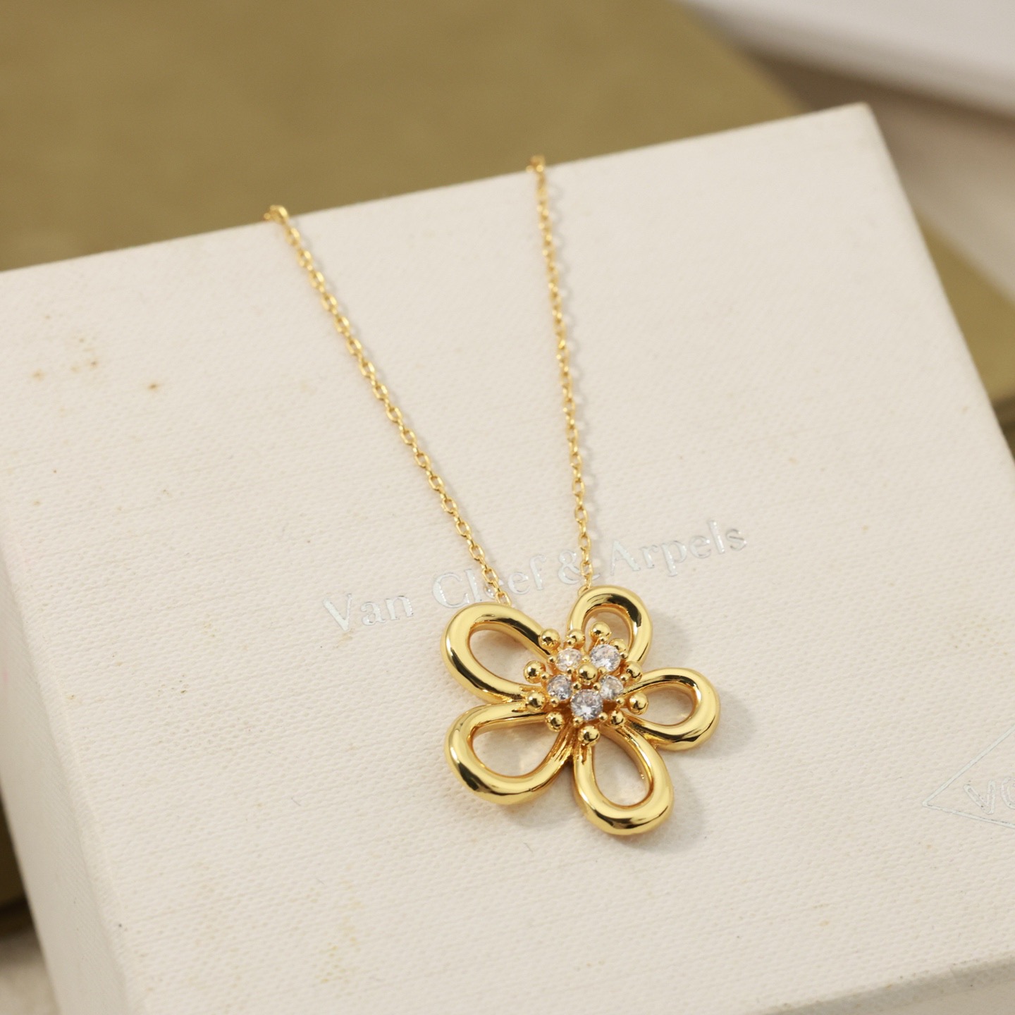 Van Cleef Arpels Collar Flowerlace Oro amarillo de 18 quilates con detalles de diamantes transparentes Oro rosa de 18 quilates con detalles de diamantes transparentes Oro blanco de 18 quilates con detalles de diamantes transparentes 42 cm