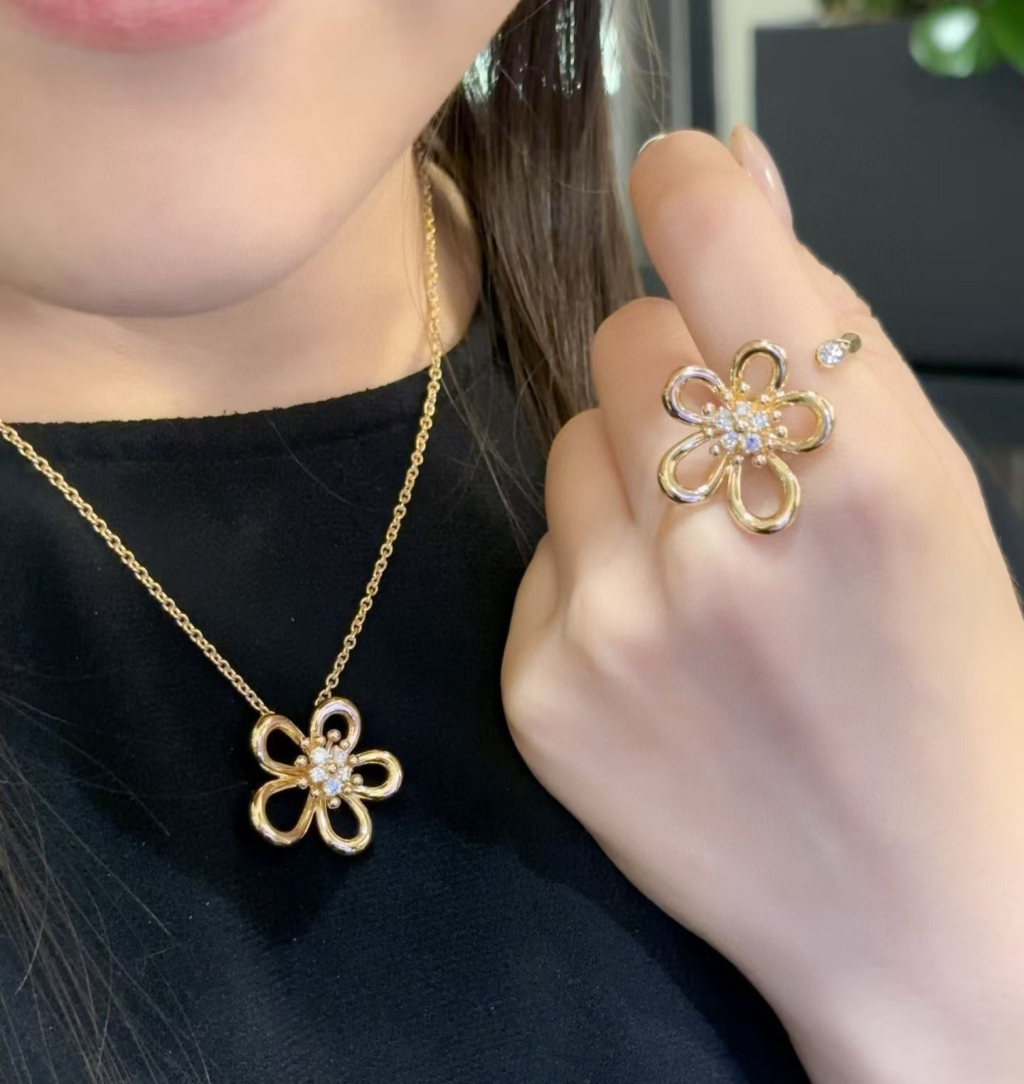 Van Cleef Arpels Collar Flowerlace Oro amarillo de 18 quilates con detalles de diamantes transparentes Oro rosa de 18 quilates con detalles de diamantes transparentes Oro blanco de 18 quilates con detalles de diamantes transparentes 42 cm