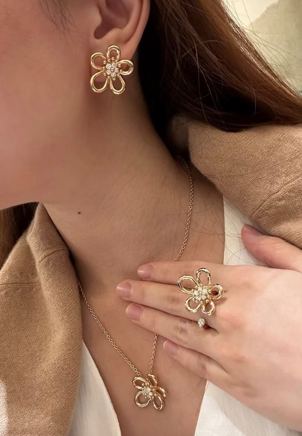 Van Cleef Arpels Collar Flowerlace Oro amarillo de 18 quilates con detalles de diamantes transparentes Oro rosa de 18 quilates con detalles de diamantes transparentes Oro blanco de 18 quilates con detalles de diamantes transparentes 42 cm