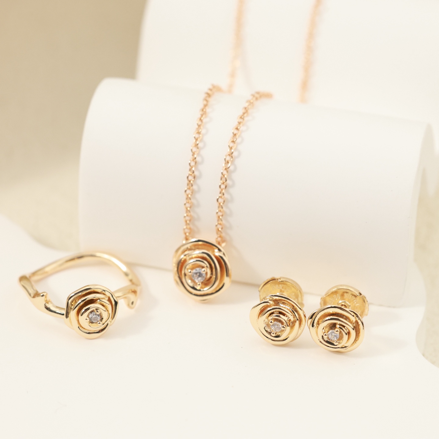 精工版 👼】迪奥耳钉 Dior花朵耳钉⭐本季度最火爆时尚单品！经典与流行。经典是不管时间如何变化，它也能