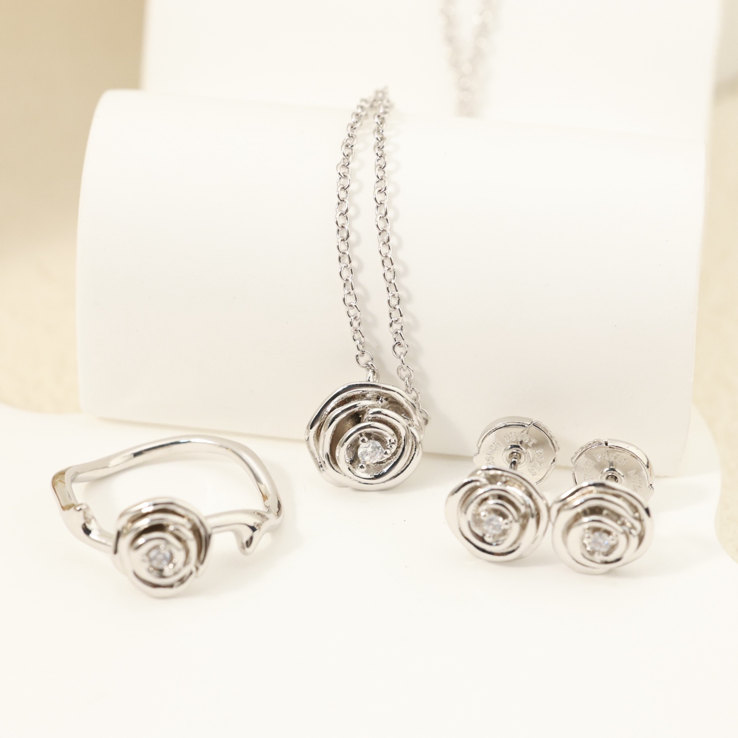 精工版 👼】迪奥戒指 Dior花朵戒指💍本季度最火爆时尚单品！经典与流行。经典是不管时间如何变化，它也能