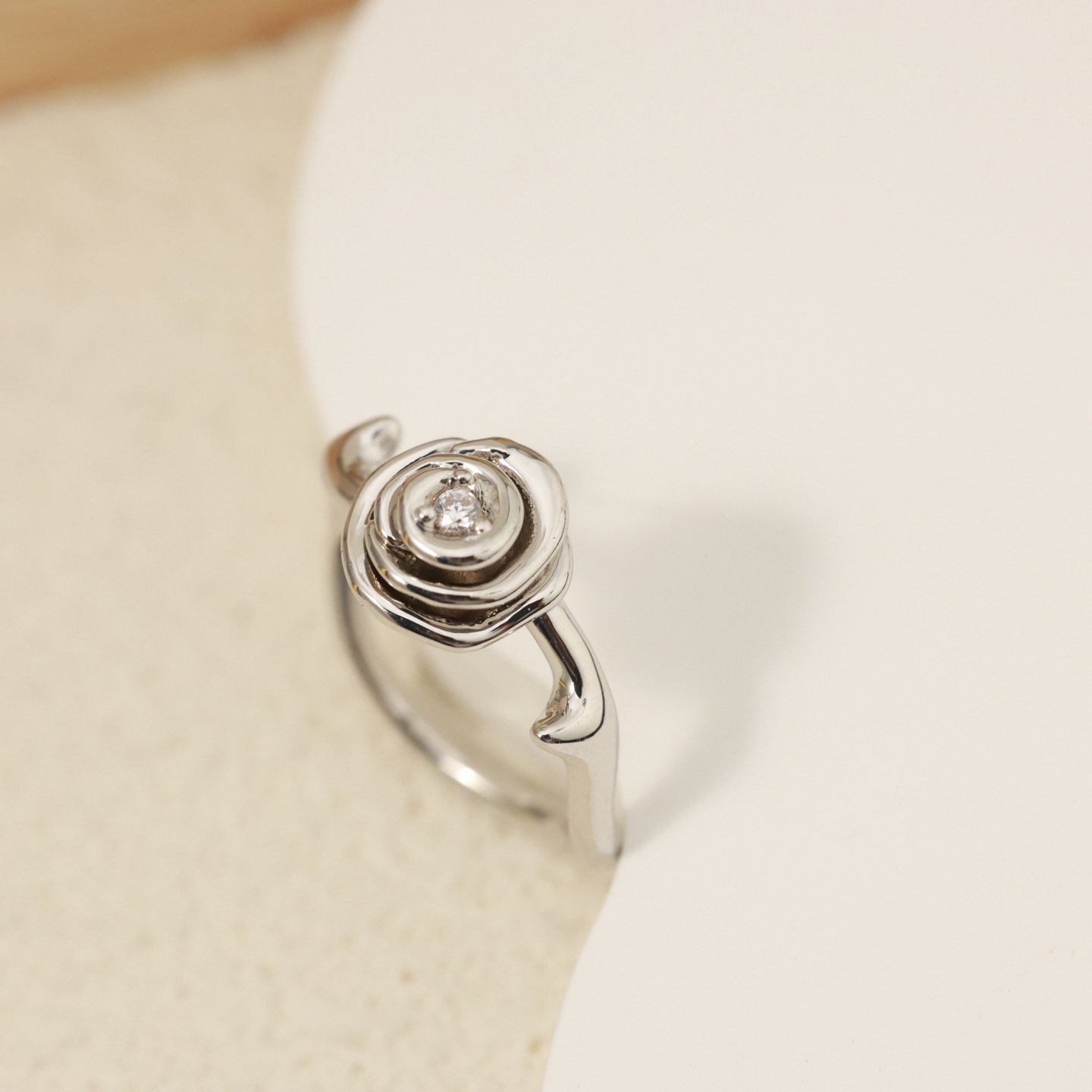 精工版 👼】迪奥戒指 Dior花朵戒指💍本季度最火爆时尚单品！经典与流行。经典是不管时间如何变化，它也能