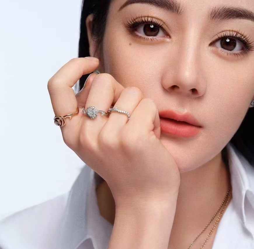 满钻精工版 👼】迪奥戒指 Dior花朵戒指💍本季度最火爆时尚单品！经典与流行。经典是不管时间如何变化，它