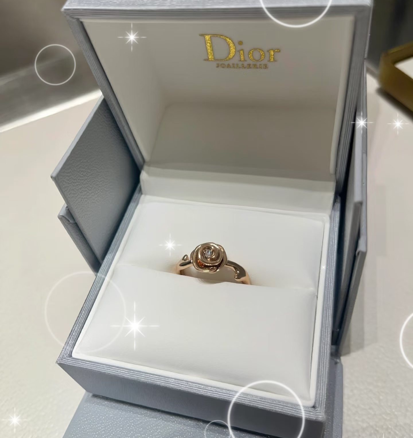 精工版 👼】迪奥戒指 Dior花朵戒指💍本季度最火爆时尚单品！经典与流行。经典是不管时间如何变化，它也能