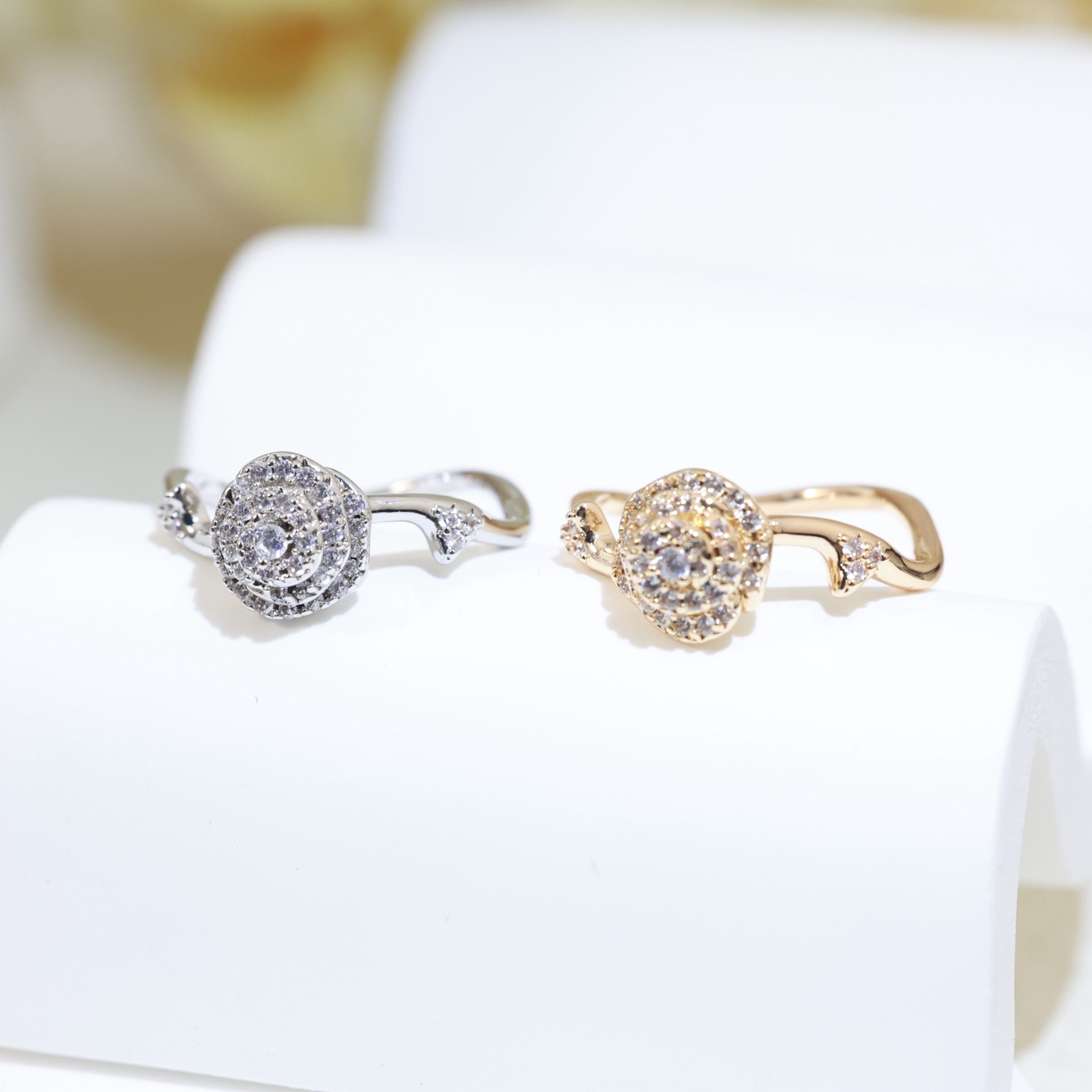 满钻精工版 👼】迪奥戒指 Dior花朵戒指💍本季度最火爆时尚单品！经典与流行。经典是不管时间如何变化，它