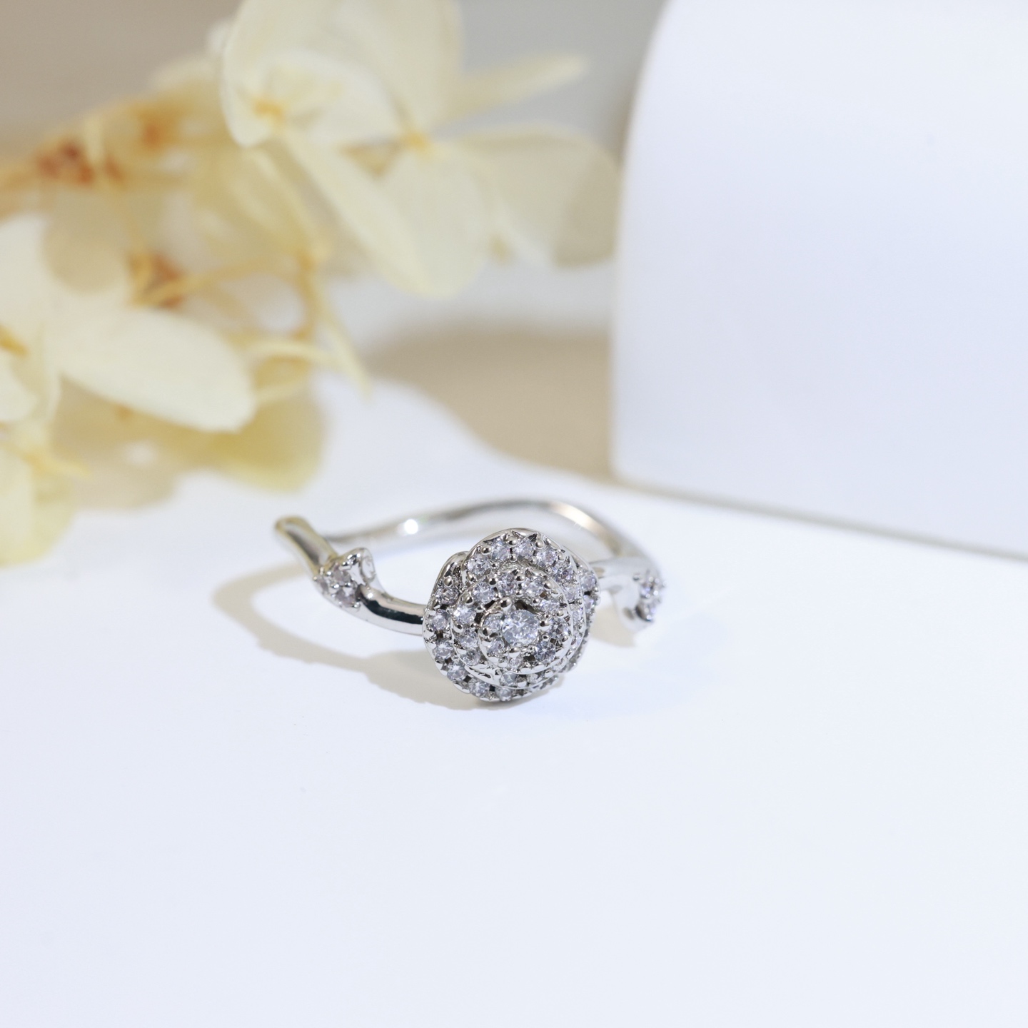 满钻精工版 👼】迪奥戒指 Dior花朵戒指💍本季度最火爆时尚单品！经典与流行。经典是不管时间如何变化，它