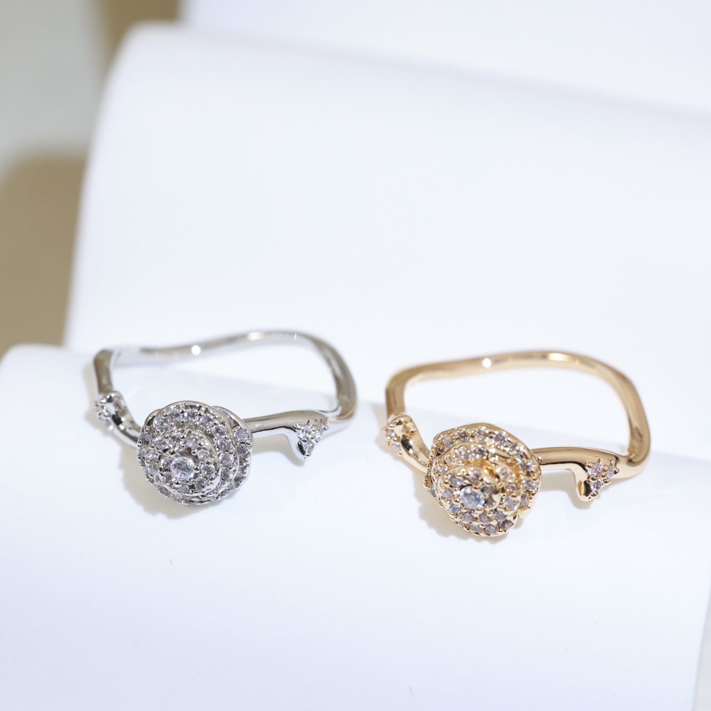 满钻精工版 👼】迪奥戒指 Dior花朵戒指💍本季度最火爆时尚单品！经典与流行。经典是不管时间如何变化，它