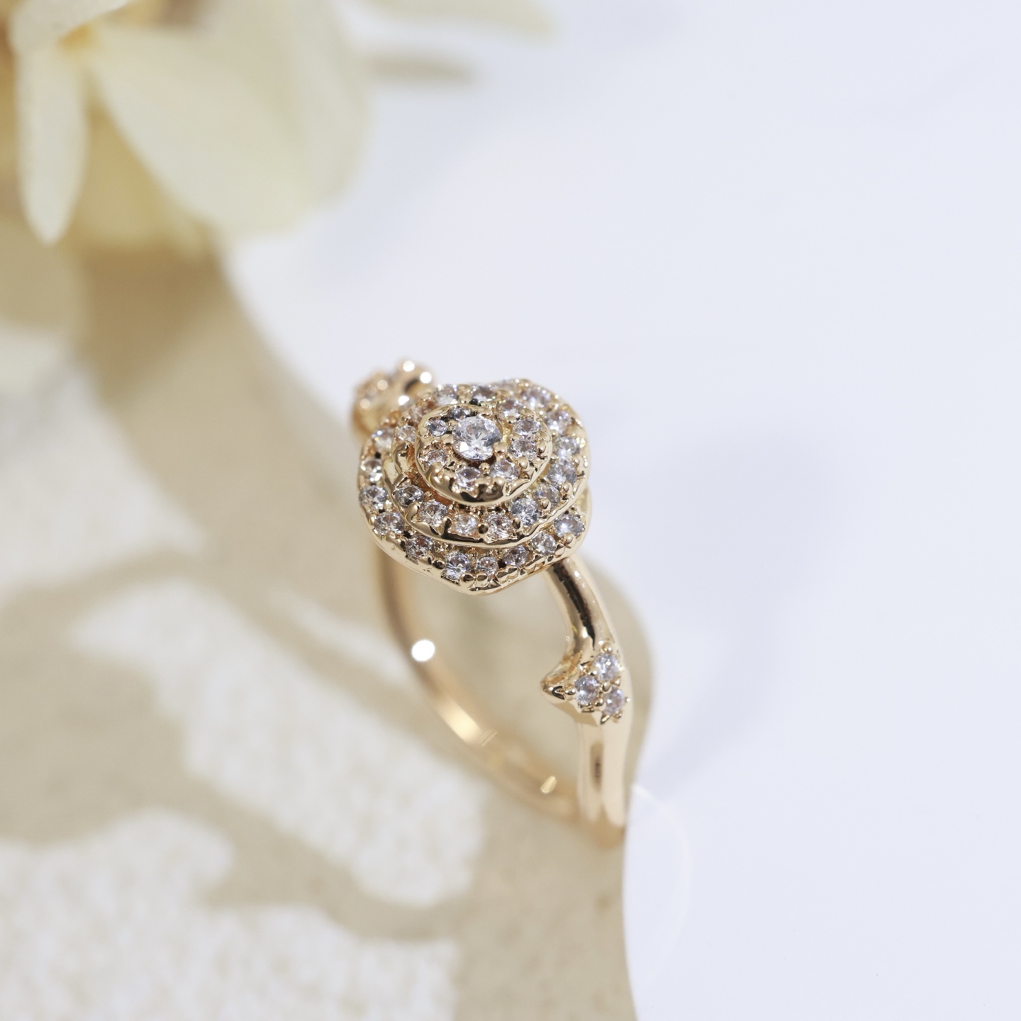 满钻精工版 👼】迪奥戒指 Dior花朵戒指💍本季度最火爆时尚单品！经典与流行。经典是不管时间如何变化，它