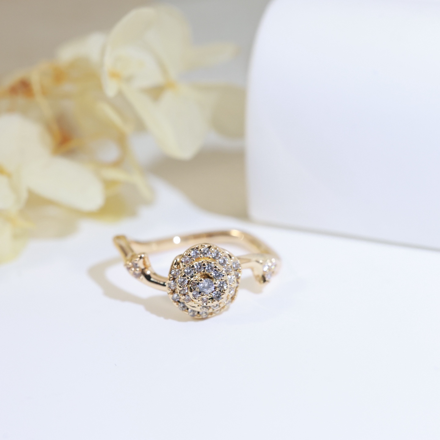 满钻精工版 👼】迪奥戒指 Dior花朵戒指💍本季度最火爆时尚单品！经典与流行。经典是不管时间如何变化，它