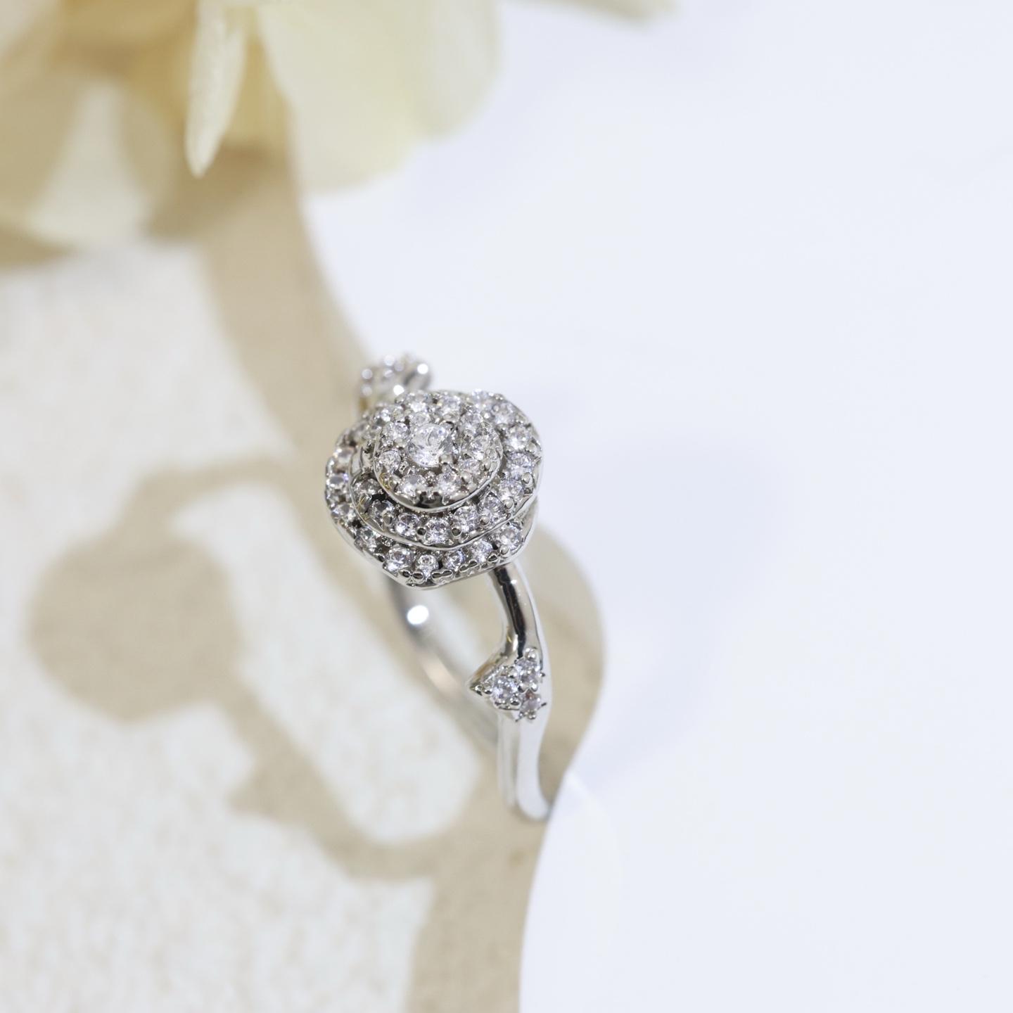 满钻精工版 👼】迪奥戒指 Dior花朵戒指💍本季度最火爆时尚单品！经典与流行。经典是不管时间如何变化，它