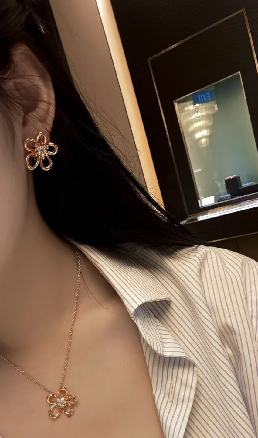 Van Cleef & Arpels Haute Couture Haute Joaillerie Fine Jewelry Earrings 5