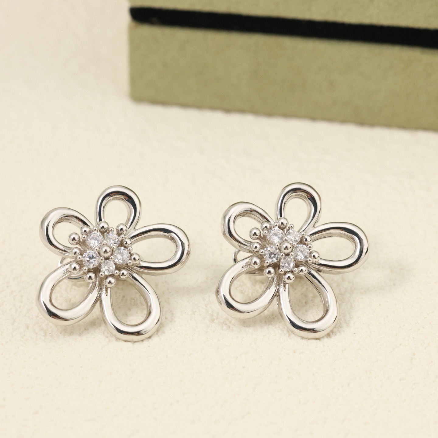 Van Cleef & Arpels Haute Couture Haute Joaillerie Fine Jewelry Earrings 7