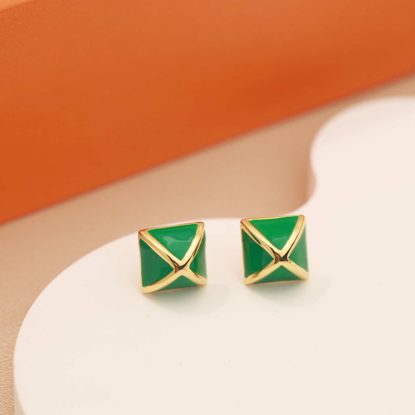Orecchini Hermes Clou de Forge in metallo color oro con smalto verde, diametro del perno di 12 mm