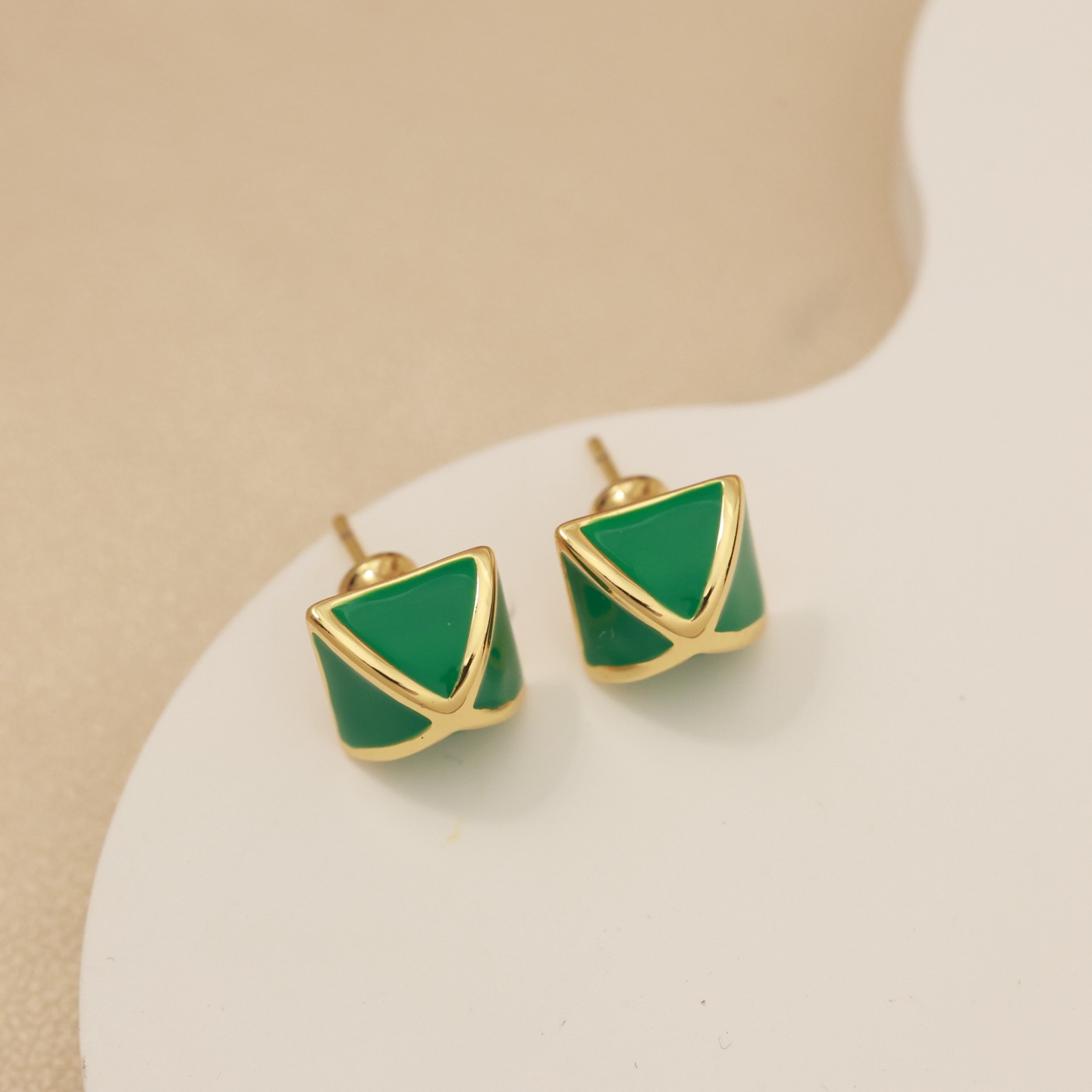 Orecchini Hermes Clou de Forge in metallo color oro con smalto verde, diametro del perno di 12 mm