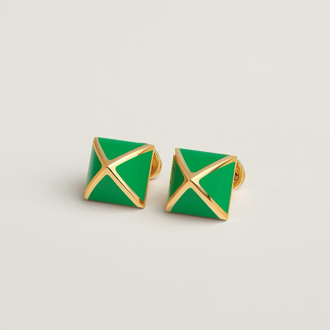 Orecchini Hermes Clou de Forge in metallo color oro con smalto verde, diametro del perno di 12 mm