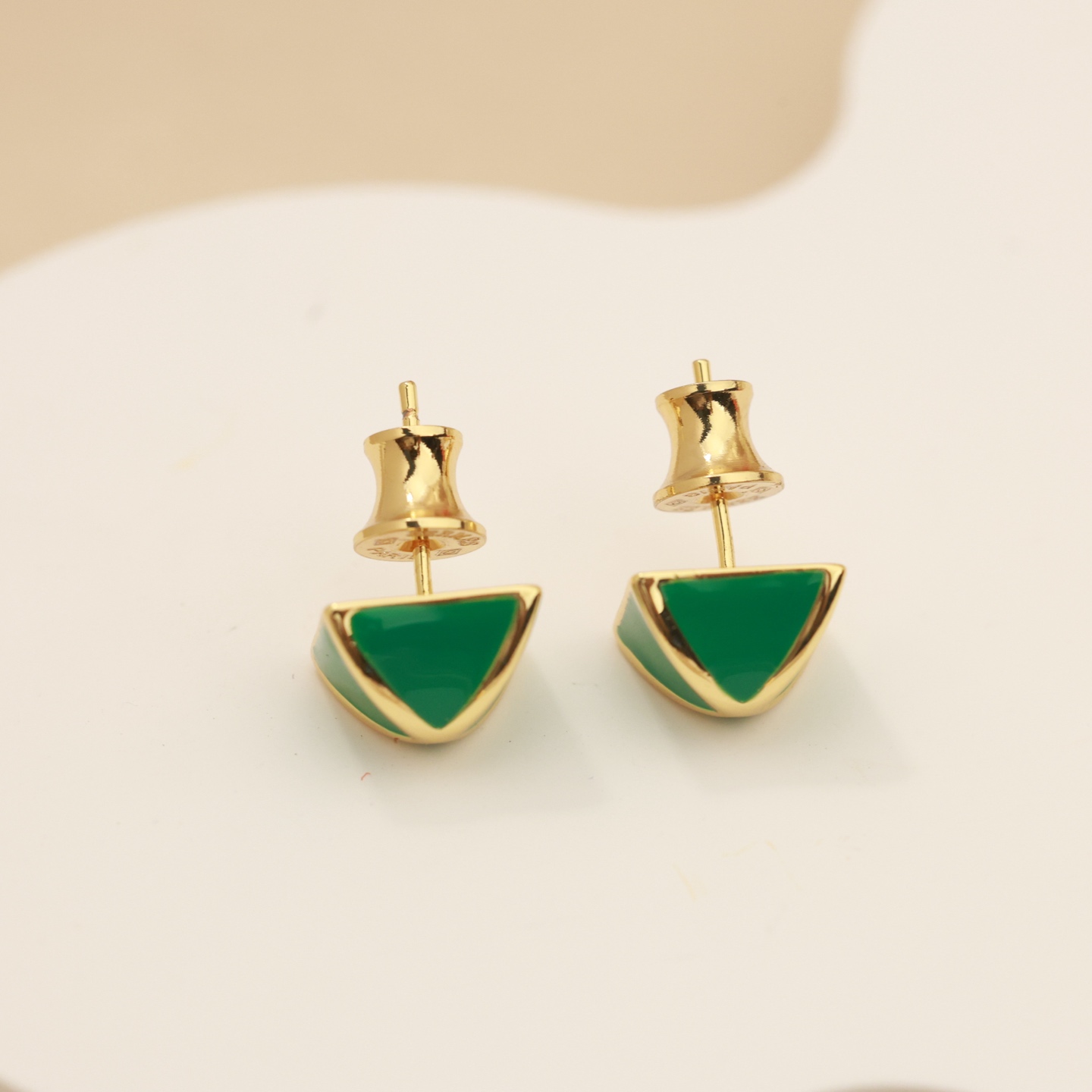 Orecchini Hermes Clou de Forge in metallo color oro con smalto verde, diametro del perno di 12 mm