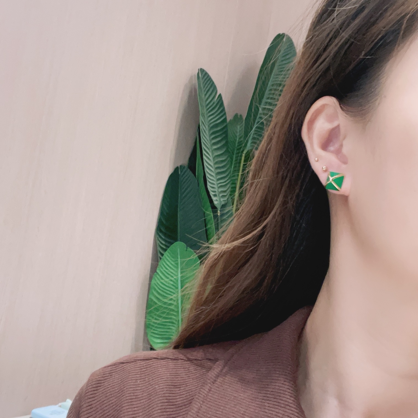 Orecchini Hermes Clou de Forge in metallo color oro con smalto verde, diametro del perno di 12 mm