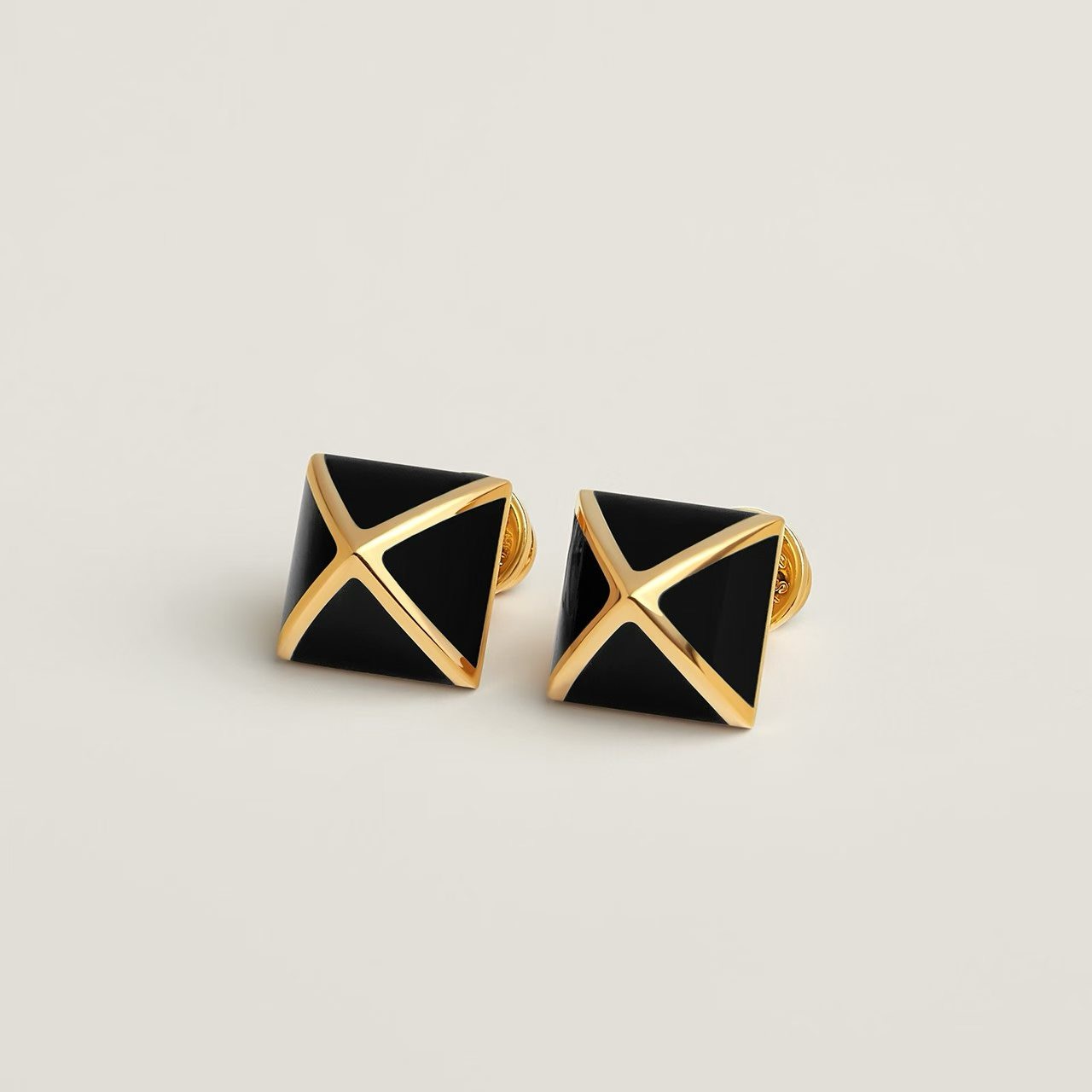 Orecchini Hermes Clou de Forge in metallo color oro con smalto nero, diametro del perno di 1,2 cm