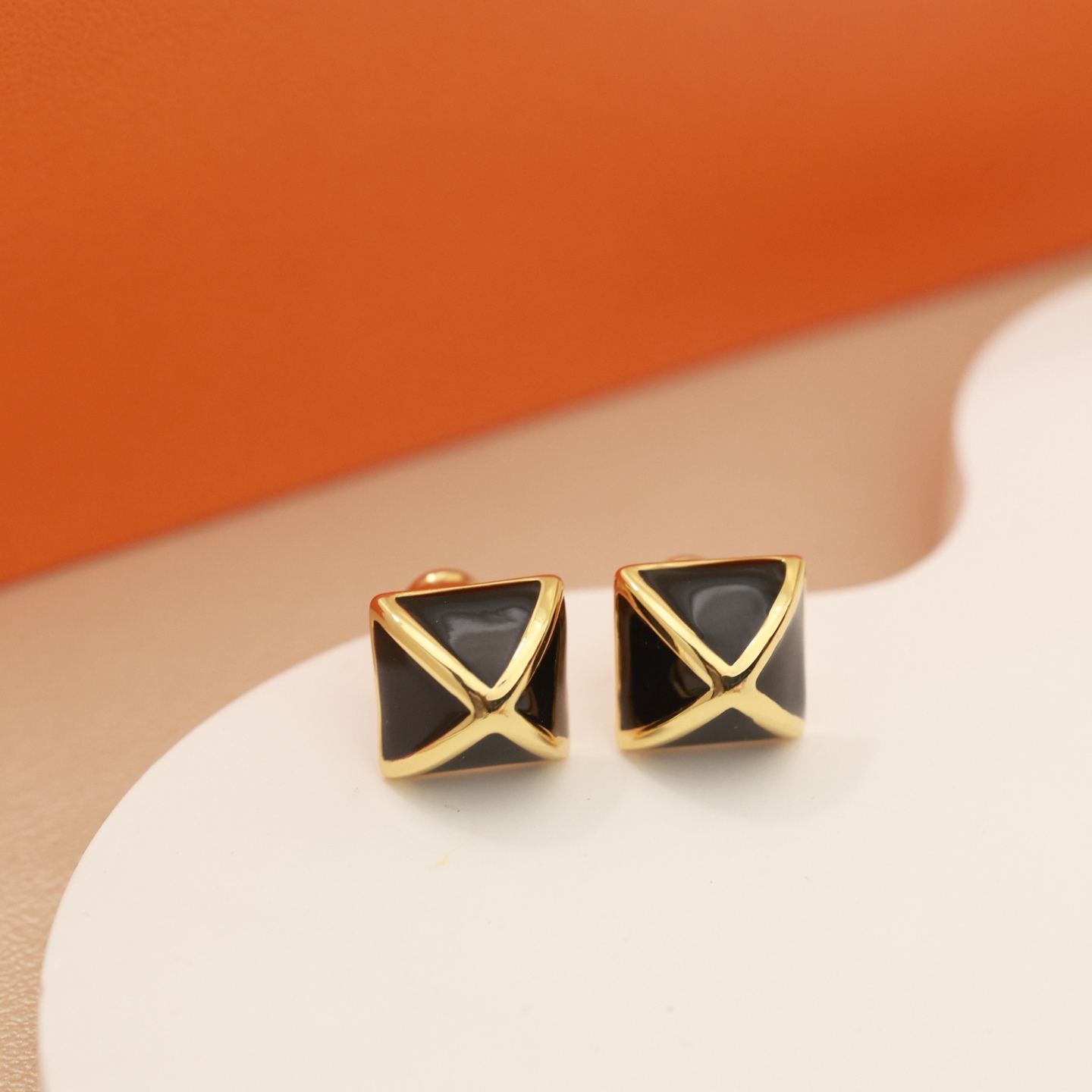 Orecchini Hermes Clou de Forge in metallo color oro con smalto nero, diametro del perno di 1,2 cm