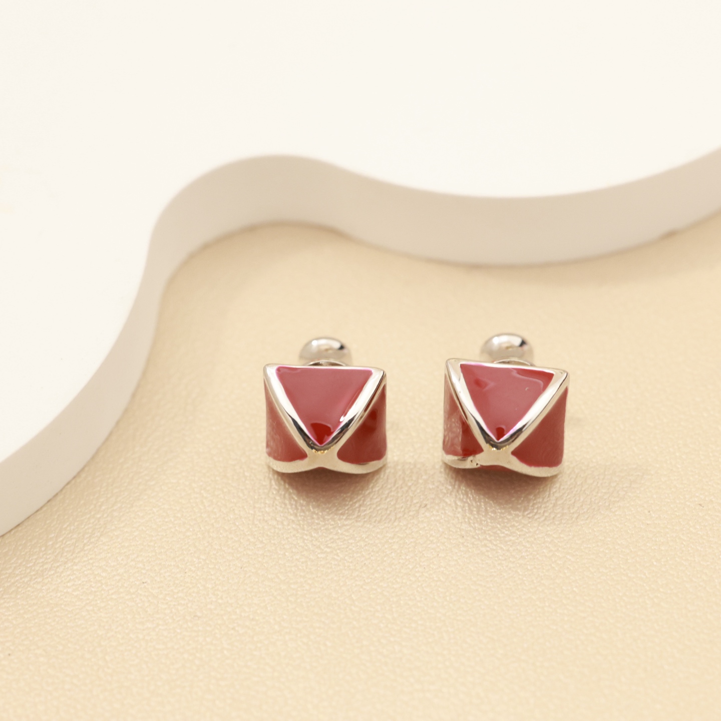 Pendientes Hermes Clic Clac Cube Esmalte Stud Pendientes de metal plateado con esmalte rojo burdeos 10 mm