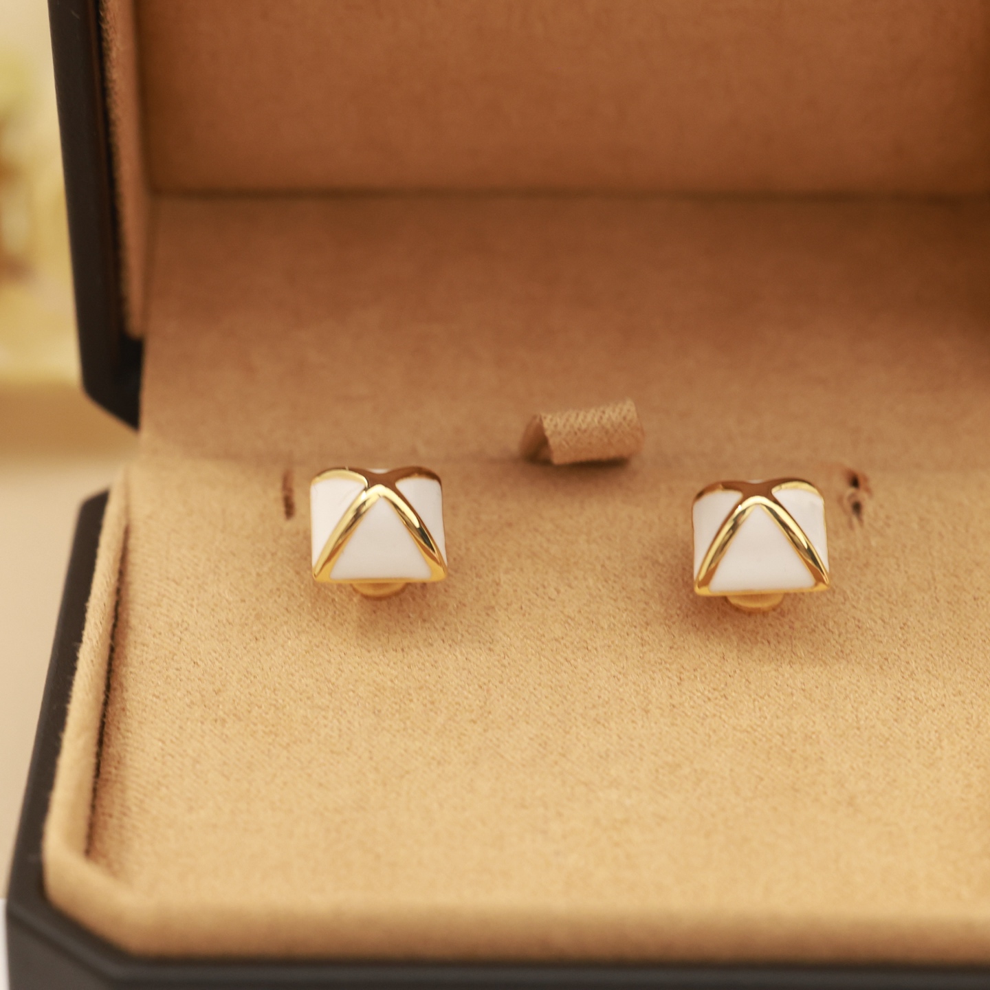 Pendientes Hermes Clou de Forge de metal dorado con esmalte blanco 1 perno de 2 cm de diámetro