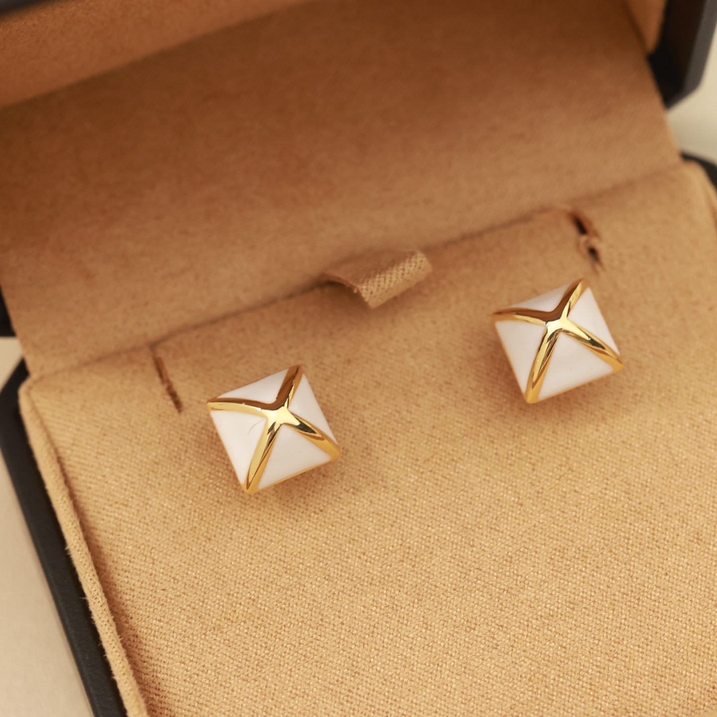 Pendientes Hermes Clou de Forge de metal dorado con esmalte blanco 1 perno de 2 cm de diámetro