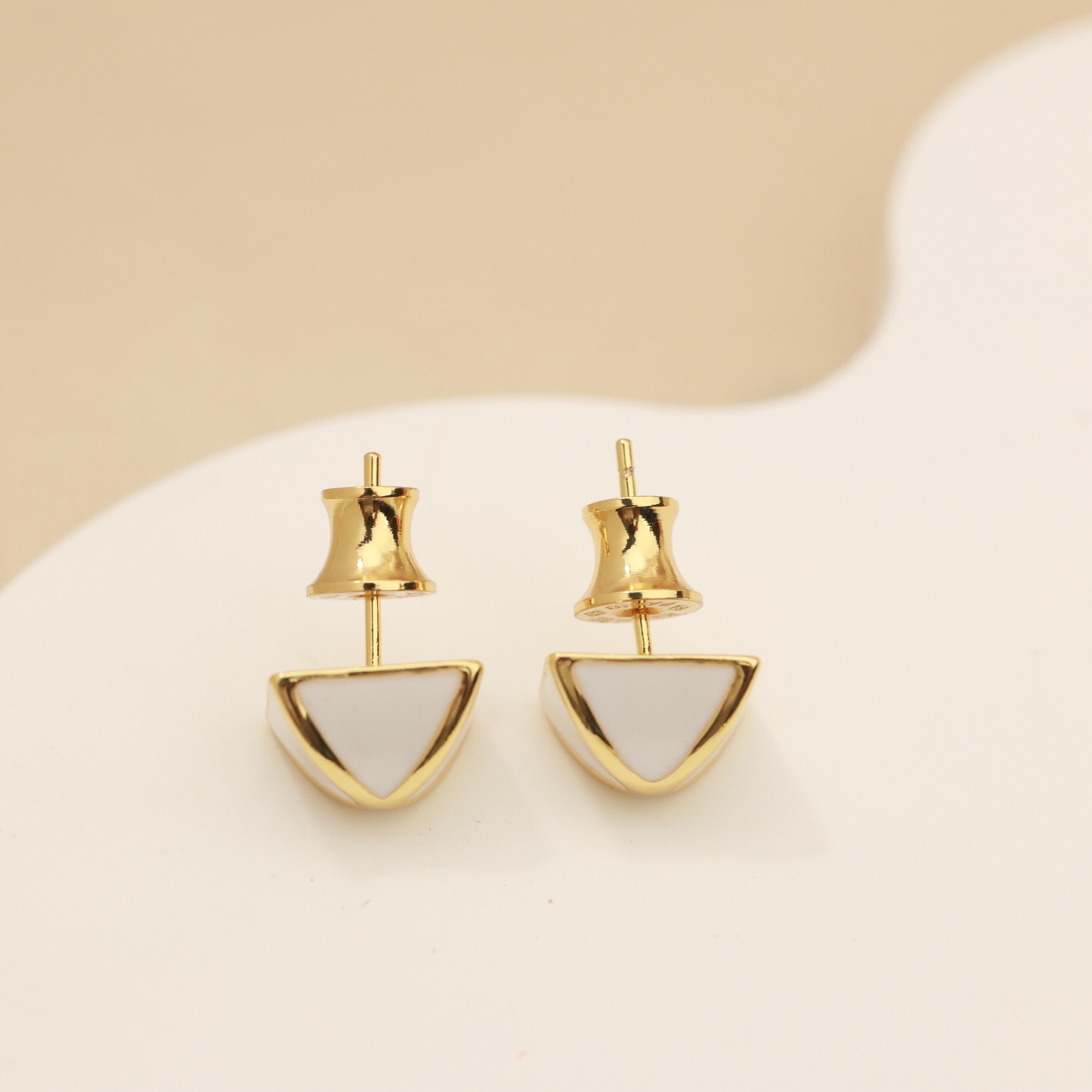 Pendientes Hermes Clou de Forge de metal dorado con esmalte blanco 1 perno de 2 cm de diámetro