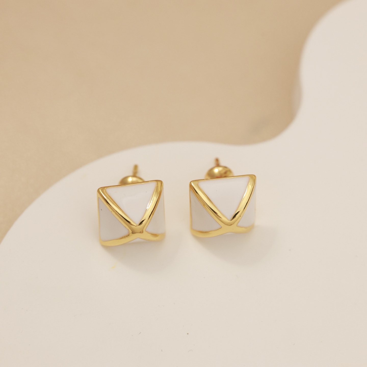Pendientes Hermes Clou de Forge de metal dorado con esmalte blanco 1 perno de 2 cm de diámetro