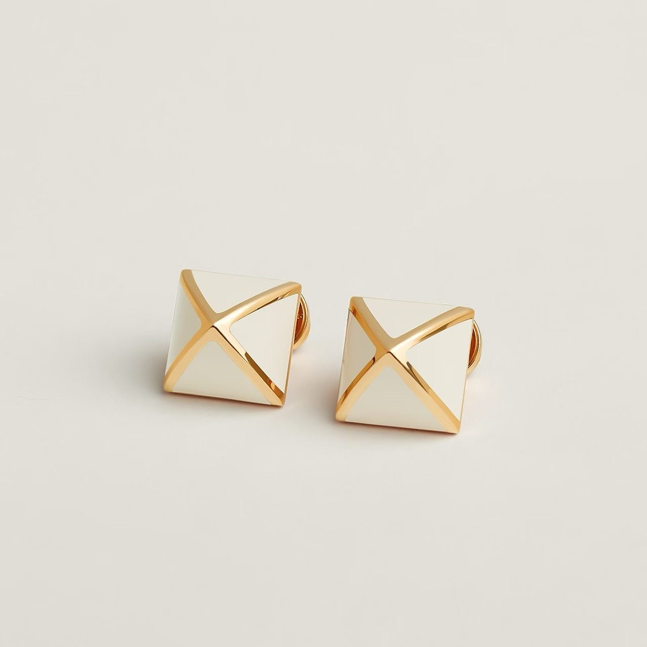 Pendientes Hermes Clou de Forge de metal dorado con esmalte blanco 1 perno de 2 cm de diámetro