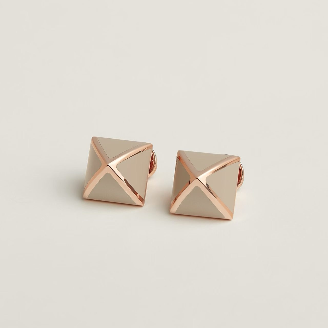 Boucles d'oreilles Hermes Clou de Forge métal doré rose et émail beige nude diamètre clou 10 mm