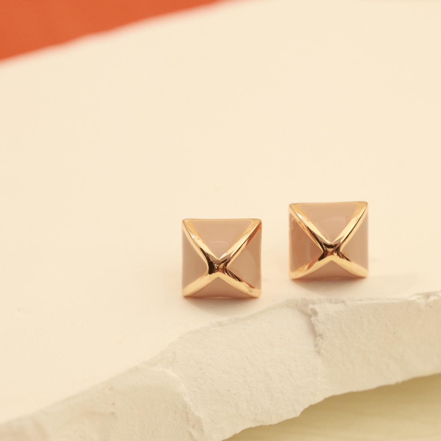 Boucles d'oreilles Hermes Clou de Forge métal doré rose et émail beige nude diamètre clou 10 mm