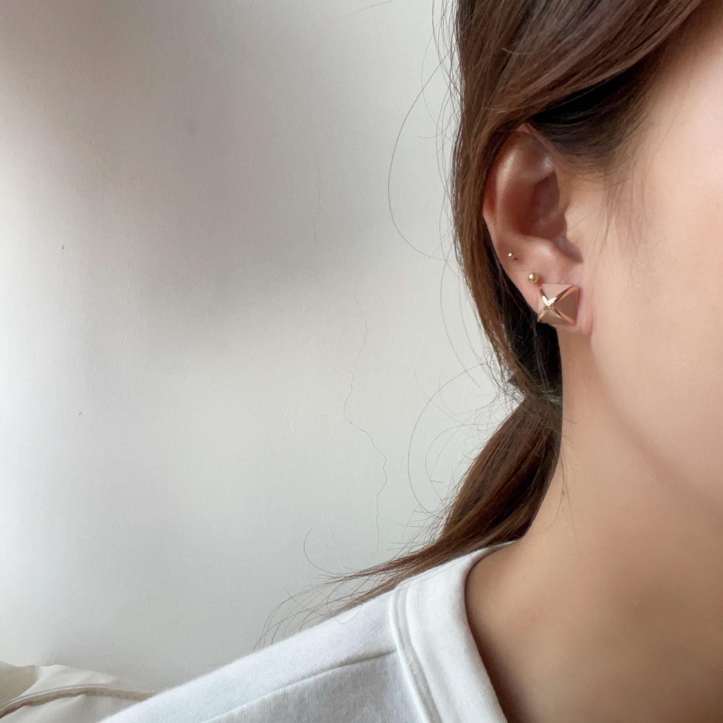 Boucles d'oreilles Hermes Clou de Forge métal doré rose et émail beige nude diamètre clou 10 mm