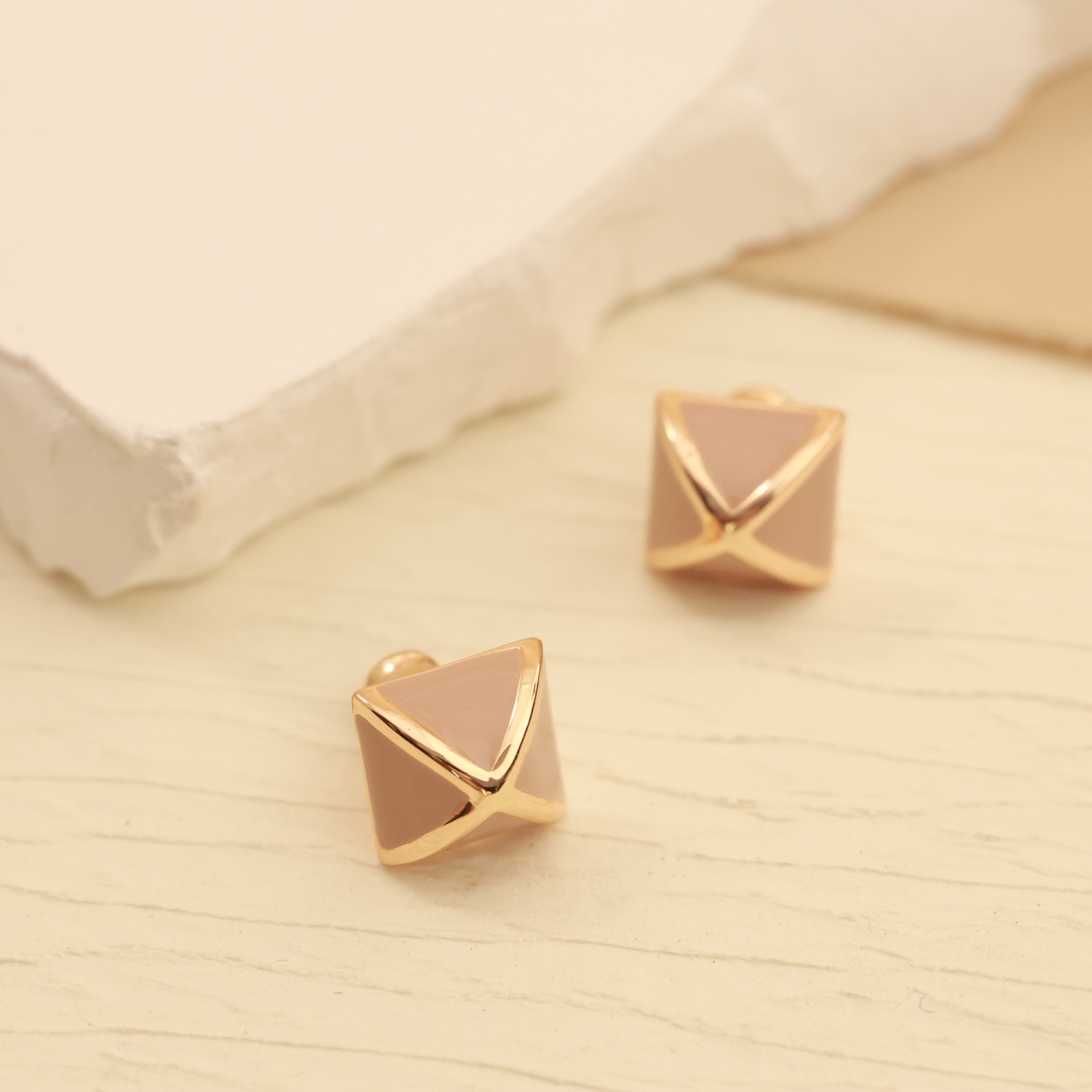 Boucles d'oreilles Hermes Clou de Forge métal doré rose et émail beige nude diamètre clou 10 mm