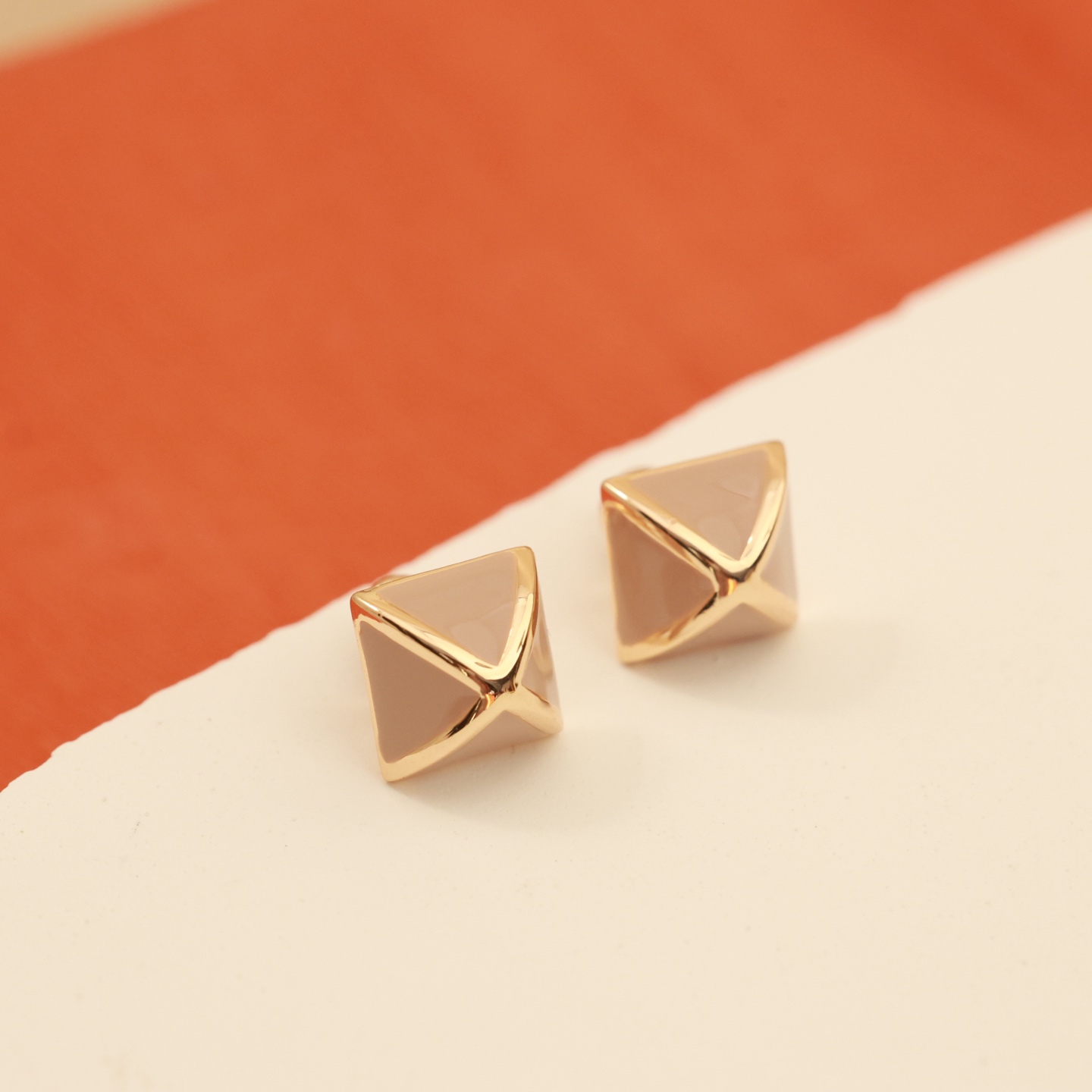 Boucles d'oreilles Hermes Clou de Forge métal doré rose et émail beige nude diamètre clou 10 mm