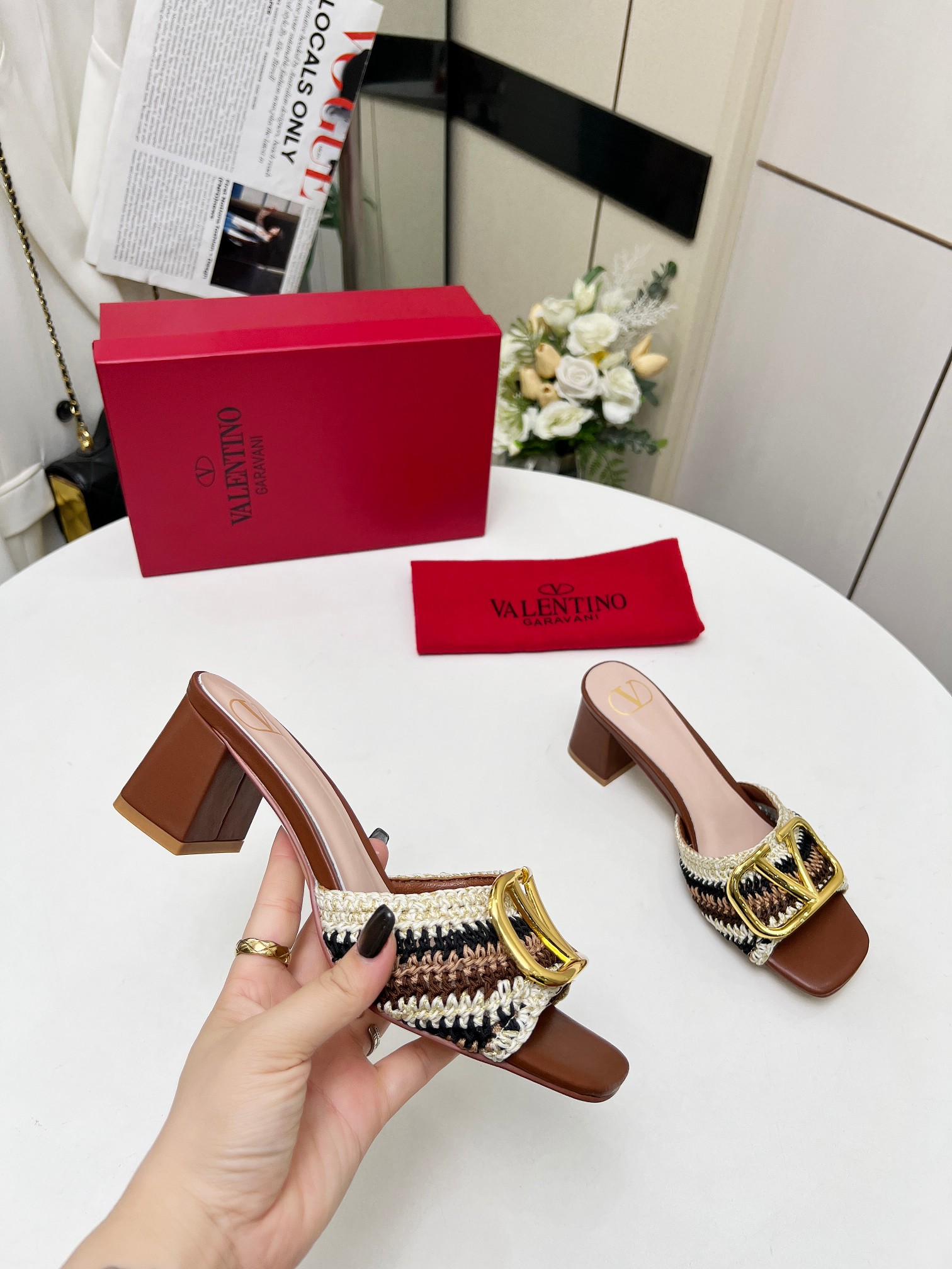 NO:240521,Valentino.Valentino Latest series Hand-woven details Perfect, very eye-catching catwalk series launched [Strong][Strong] Size 35-43 (real leather sole), slippers, valentino, valentino, slippers19860909Valentino.华伦天奴 最新系列 手工编织细节完美 非常亮眼的走秀系列推出[强][强] 码数35一43码（真皮底）,拖鞋,valentino,valentino,slippers,Women's Shoes