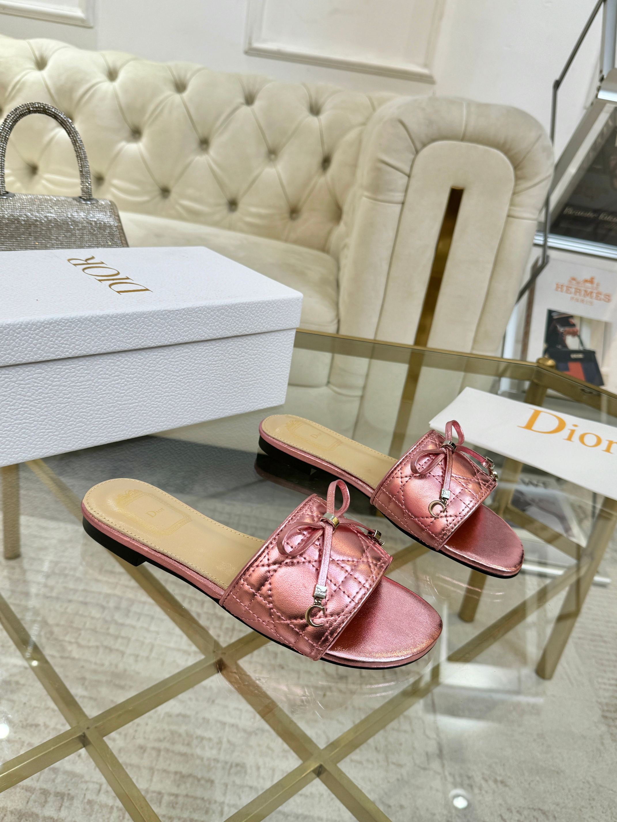 NO:785818,Dior 2026 early spring slippers, sheepskin surface, electric embroidery + hardware buckle bow, size 35-42, rubber sole, genuine leather sole, slippers, dior, slippers, sheepskin19860909迪奥2026早春拖鞋羊皮面 电绣工艺+五金饰扣蝴蝶结 码数 35-42 橡胶底 真皮底,拖鞋,dior,slippers,sheepskin,Women's Shoes