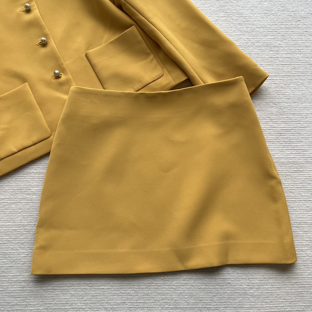 ️24SS早春系列新款黄色套装彰显优雅气质与摩登风范超显白开春穿好好看混纺面料制作直筒剪裁搭配短款廓形饰