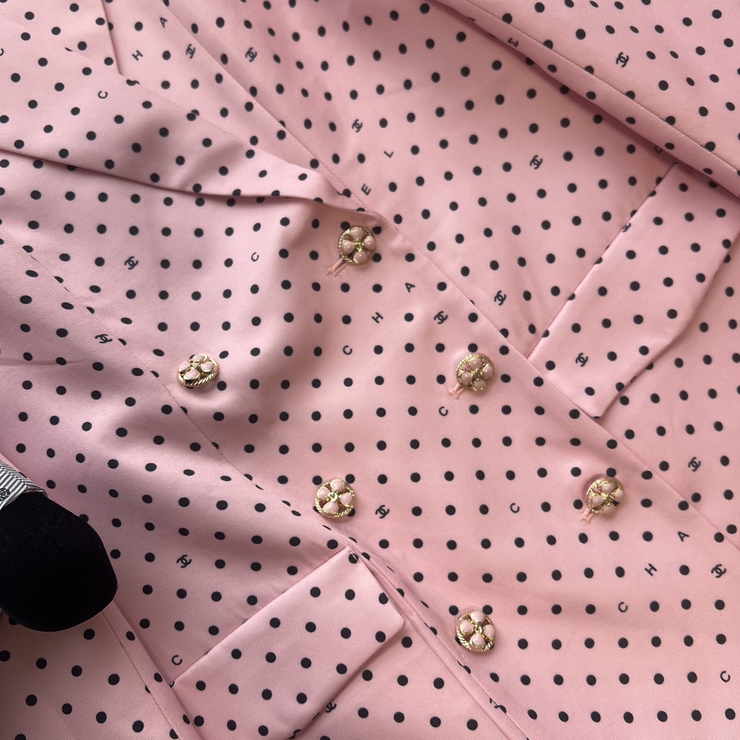 P春夏新款昆凌同款外套淡粉色波点印花双排扣大衣外套很正的H版型️外穿或单穿修饰身材的设计上身很显身材比例