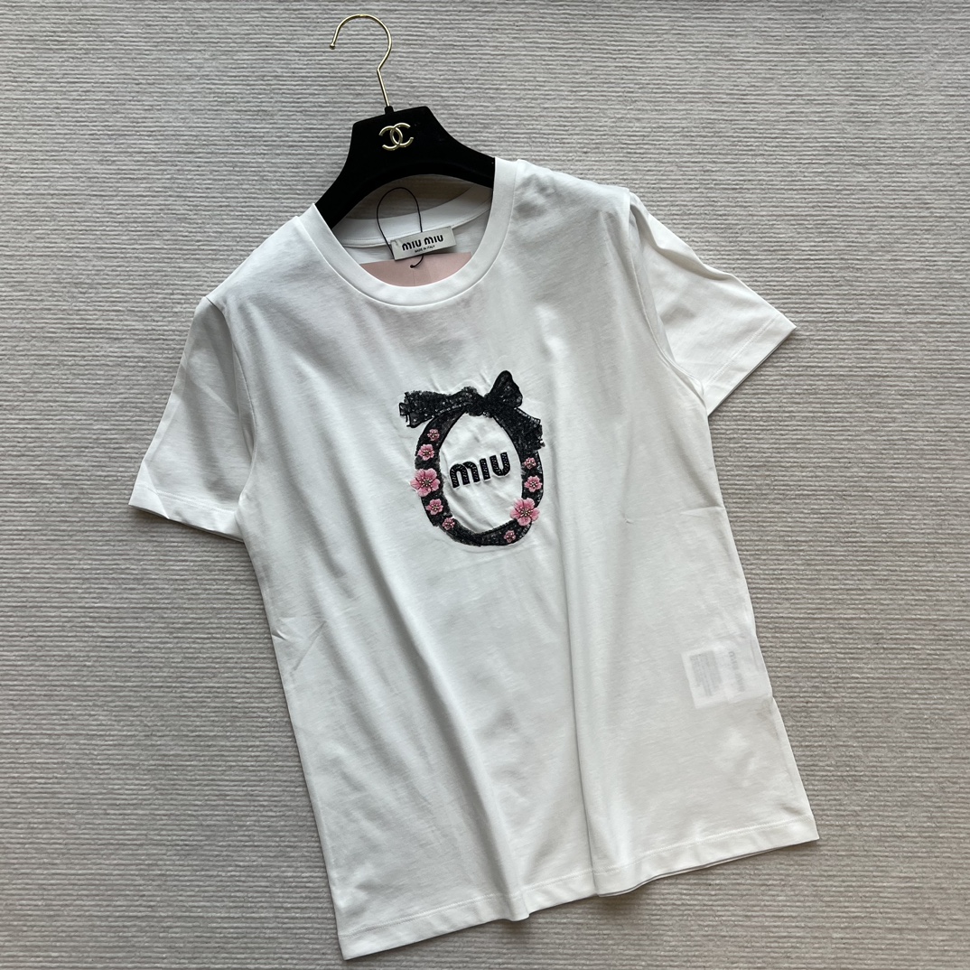 MiuMiu Vêtements T-Shirt Noir Blanc Broderie de fleurs Collection printemps – été