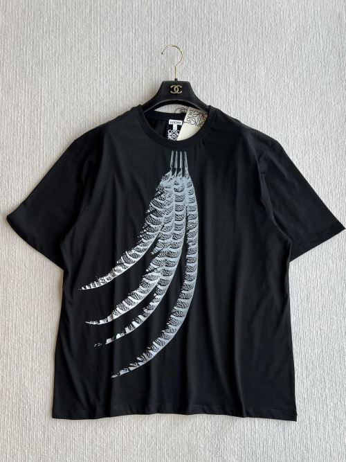 LOEWE Feather Print Short Sleeve T-Shirt - Round Neck, Loose Fit 1 LOEWE Feather Print Short Sleeve T-Shirt - Round Neck, Loose Fit