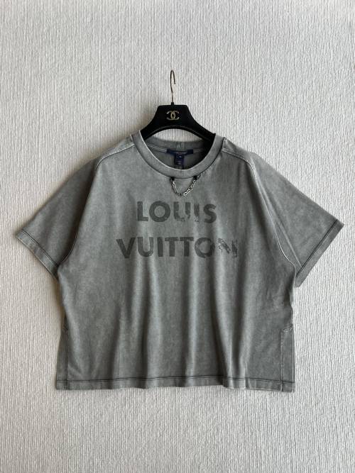 Louis Vuitton Distressed Logo T-Shirt with Chain Detail - Casual Style 1 Louis Vuitton Distressed Logo T-Shirt with Chain Detail - Casual Style