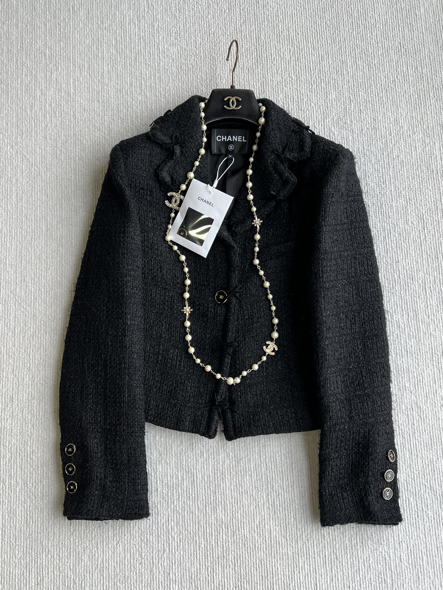 Chanel 25B Zwart Tweed Jasje met Parelketting en Logo Details
