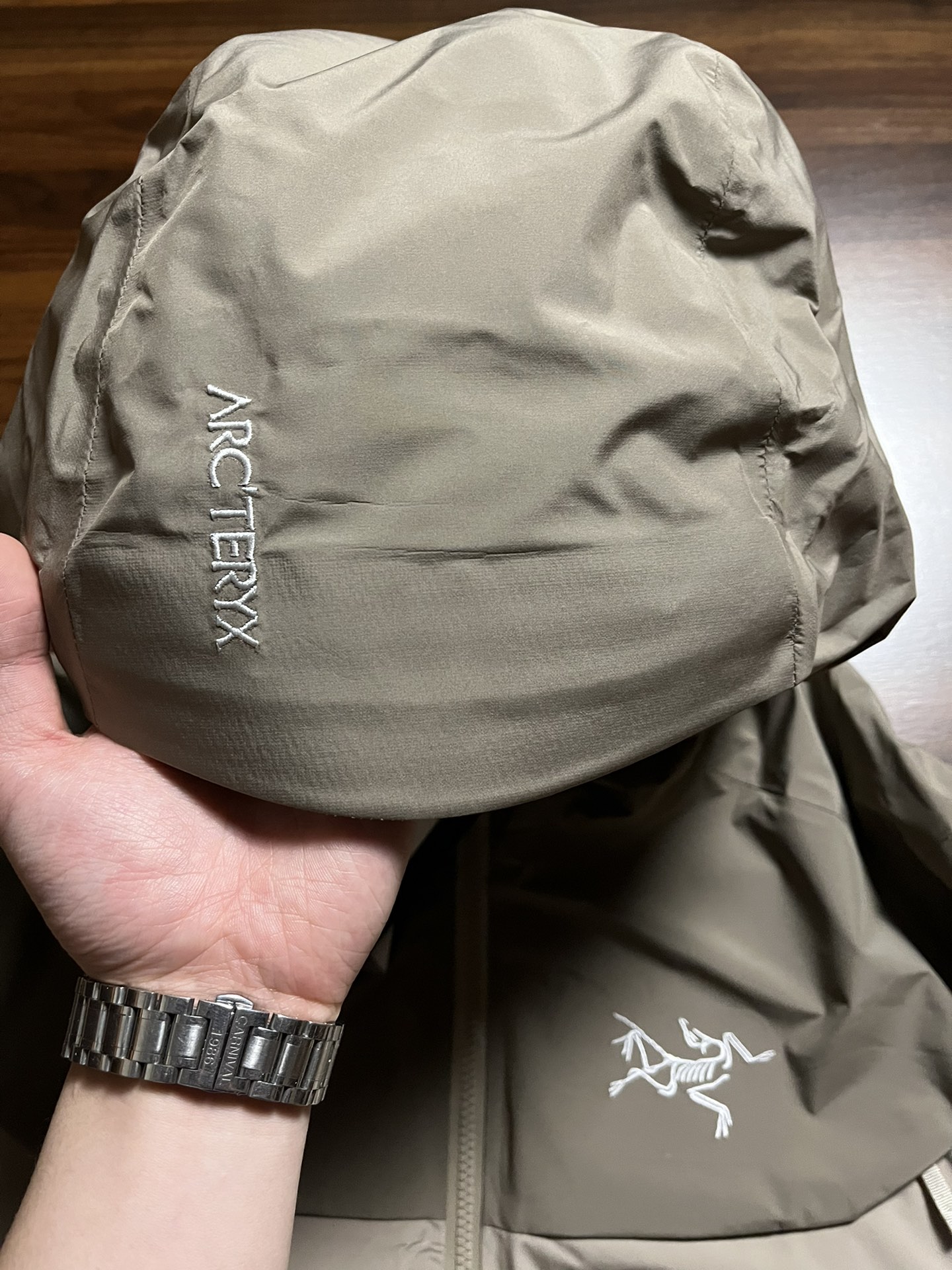 台州最高版本 现货供应秒发🔥 
🐦 Macai lt  24新款买菜轻量化滑雪羽绒服

极度低温无法阻挡你在弯道上的表现。这款Macai夹克专为抵御寒冷天气而设计，不仅具有良好的保暖性能，还可提供防风雨保护，外观也凝练优雅。采用经RDS认证的欧洲鹅绒填充棉羽，即便在严寒肆虐之时也保你持久舒适，透气GORE-TEX 面料可遮蔽风、雨、雪的侵袭。天气放晴时可将DropHood&trade;填充棉羽拆出，PowderGuard&trade;网眼开衩可释放多余热量，而不会漏过一片雪花。帽子不可拆卸

尺码 蓝黑色 育空黄 S-XXL偏大

可售后

🈲️上一切平台 