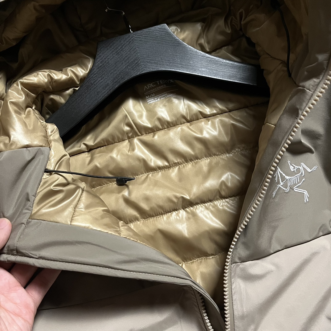 台州最高版本 现货供应秒发🔥 
🐦 Macai lt  24新款买菜轻量化滑雪羽绒服

极度低温无法阻挡你在弯道上的表现。这款Macai夹克专为抵御寒冷天气而设计，不仅具有良好的保暖性能，还可提供防风雨保护，外观也凝练优雅。采用经RDS认证的欧洲鹅绒填充棉羽，即便在严寒肆虐之时也保你持久舒适，透气GORE-TEX 面料可遮蔽风、雨、雪的侵袭。天气放晴时可将DropHood&trade;填充棉羽拆出，PowderGuard&trade;网眼开衩可释放多余热量，而不会漏过一片雪花。帽子不可拆卸

尺码 蓝黑色 育空黄 S-XXL偏大

可售后

🈲️上一切平台 