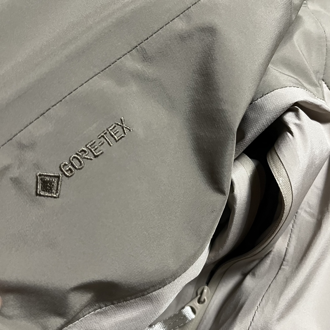 台州最高版本 现货供应秒发🔥 
🐦 Macai lt  24新款买菜轻量化滑雪羽绒服

极度低温无法阻挡你在弯道上的表现。这款Macai夹克专为抵御寒冷天气而设计，不仅具有良好的保暖性能，还可提供防风雨保护，外观也凝练优雅。采用经RDS认证的欧洲鹅绒填充棉羽，即便在严寒肆虐之时也保你持久舒适，透气GORE-TEX 面料可遮蔽风、雨、雪的侵袭。天气放晴时可将DropHood&trade;填充棉羽拆出，PowderGuard&trade;网眼开衩可释放多余热量，而不会漏过一片雪花。帽子不可拆卸

尺码 蓝黑色 育空黄 S-XXL偏大

可售后

🈲️上一切平台 