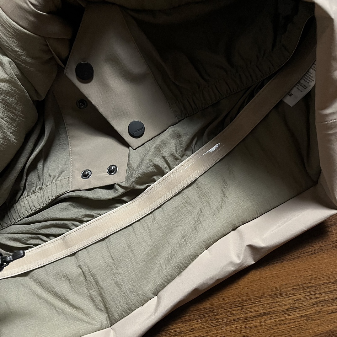 台州最高版本 现货供应秒发🔥 
🐦 Macai lt  24新款买菜轻量化滑雪羽绒服

极度低温无法阻挡你在弯道上的表现。这款Macai夹克专为抵御寒冷天气而设计，不仅具有良好的保暖性能，还可提供防风雨保护，外观也凝练优雅。采用经RDS认证的欧洲鹅绒填充棉羽，即便在严寒肆虐之时也保你持久舒适，透气GORE-TEX 面料可遮蔽风、雨、雪的侵袭。天气放晴时可将DropHood&trade;填充棉羽拆出，PowderGuard&trade;网眼开衩可释放多余热量，而不会漏过一片雪花。帽子不可拆卸

尺码 蓝黑色 育空黄 S-XXL偏大

可售后

🈲️上一切平台 