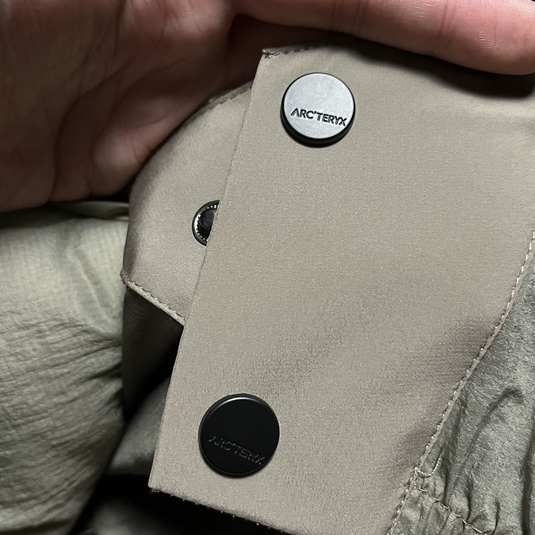 台州最高版本 现货供应秒发🔥 
🐦 Macai lt  24新款买菜轻量化滑雪羽绒服

极度低温无法阻挡你在弯道上的表现。这款Macai夹克专为抵御寒冷天气而设计，不仅具有良好的保暖性能，还可提供防风雨保护，外观也凝练优雅。采用经RDS认证的欧洲鹅绒填充棉羽，即便在严寒肆虐之时也保你持久舒适，透气GORE-TEX 面料可遮蔽风、雨、雪的侵袭。天气放晴时可将DropHood&trade;填充棉羽拆出，PowderGuard&trade;网眼开衩可释放多余热量，而不会漏过一片雪花。帽子不可拆卸

尺码 蓝黑色 育空黄 S-XXL偏大

可售后

🈲️上一切平台 